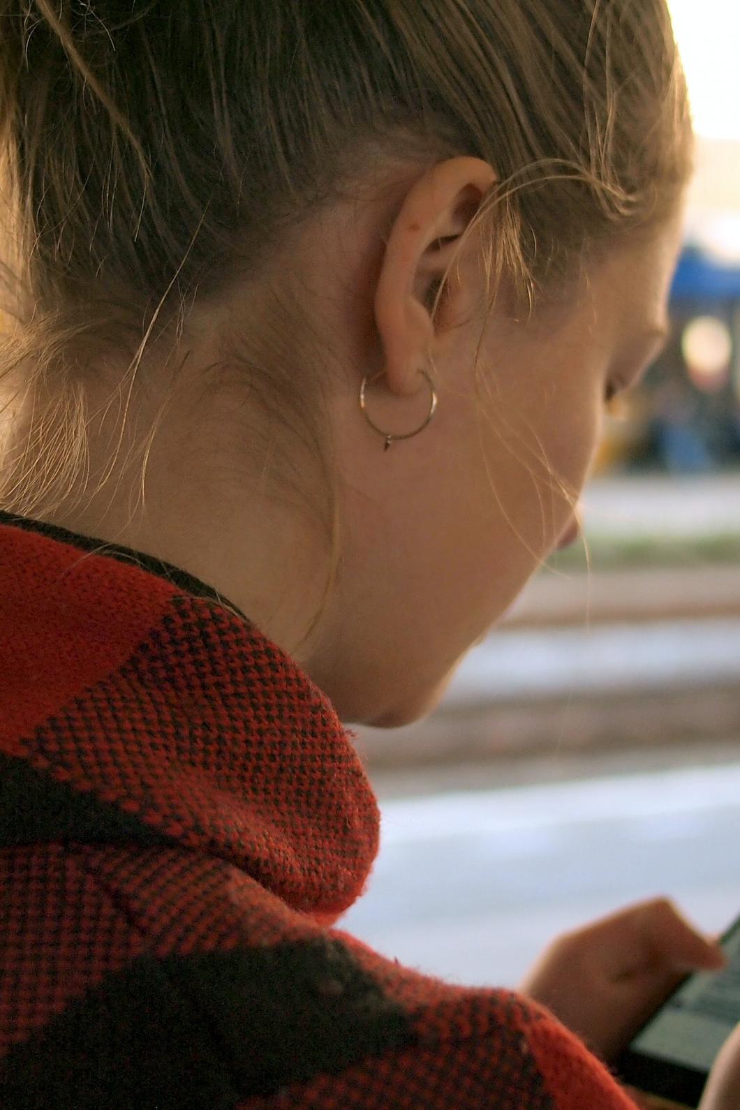 meisje met telefoon