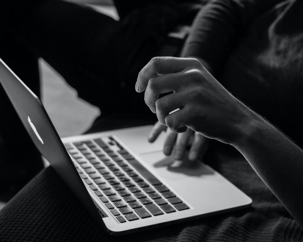 Iemand werkt op een laptop
