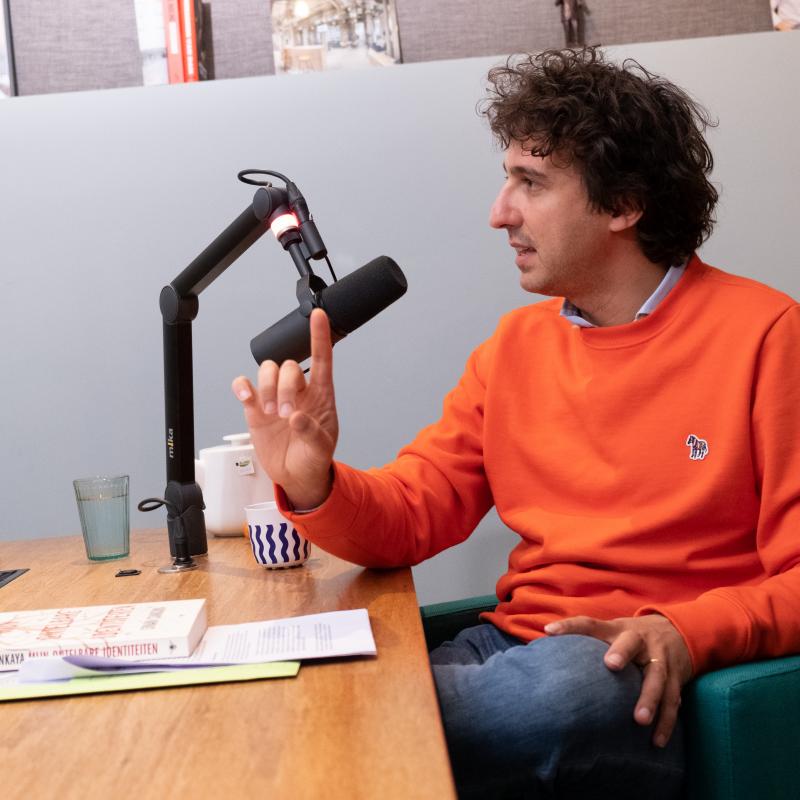 Jesse tijdens de podcast Jesse& met Sinan