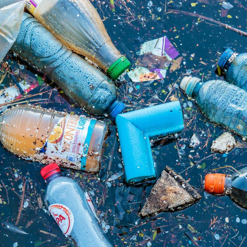 Plastic afval in water