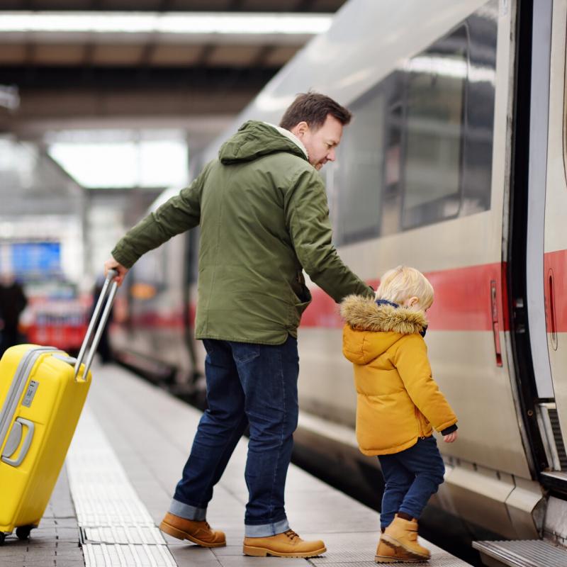 Vader stapt met kind in trein